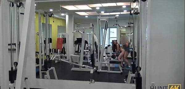 HUNT4K. Nettes Mädchen anstatt zu trainieren hat Sex im Fitnessstudio mit einem reichen Jäger